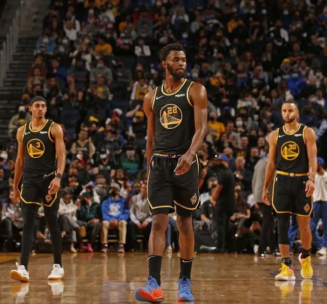 在团前的站 在团前的站